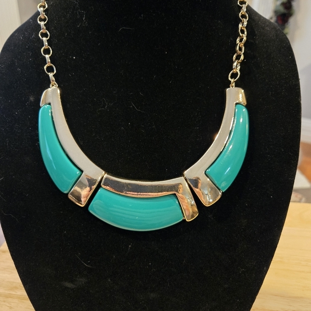 Elegant Gold and Green Colored Necklace - Picture 1 of 4